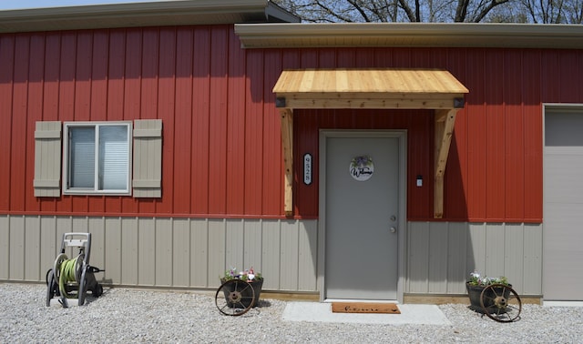 9528 Lee Rd, Jackson, MI 49201 - entrance to property with a garage
