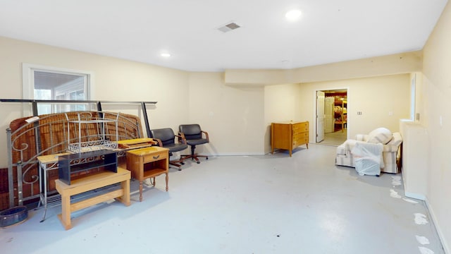 living area featuring recessed lighting, visible vents, finished concrete flooring, and baseboards