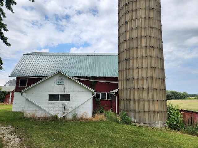 view of barn featuring a lawn