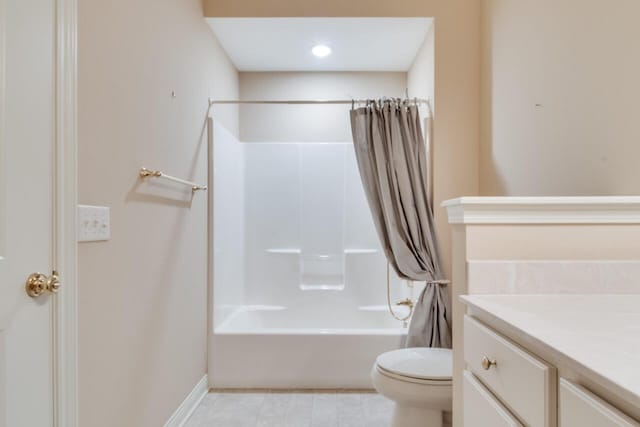 8660 Oakland Hills Cir, Portage, MI 49024 - bathroom with toilet, baseboards, shower / bath combo with shower curtain, and vanity