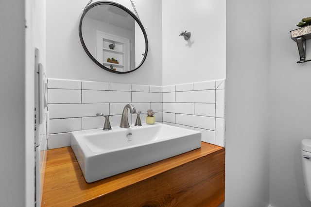 1021 Roseland Ave, Kalamazoo, MI 49001 - bathroom featuring vanity and tile walls