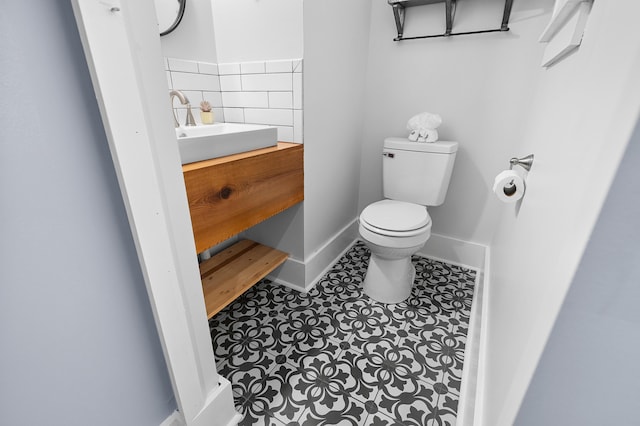 1021 Roseland Ave, Kalamazoo, MI 49001 - bathroom featuring vanity and tile patterned floors