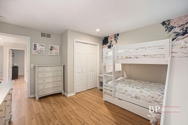 bedroom featuring recessed lighting, baseboards, light wood-type flooring, visible vents, and a closet