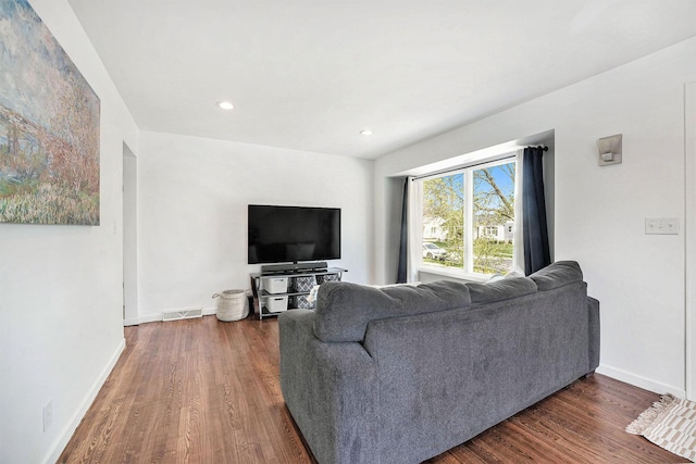 living area featuring recessed lighting, baseboards, dark wood-style floors, and visible vents