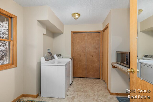 4600 S Teal Ln, Newaygo, MI 49337 - laundry room featuring baseboards, laundry area, a textured ceiling, and independent washer and dryer