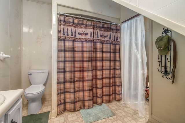 bathroom with toilet, a shower with shower curtain, and vanity