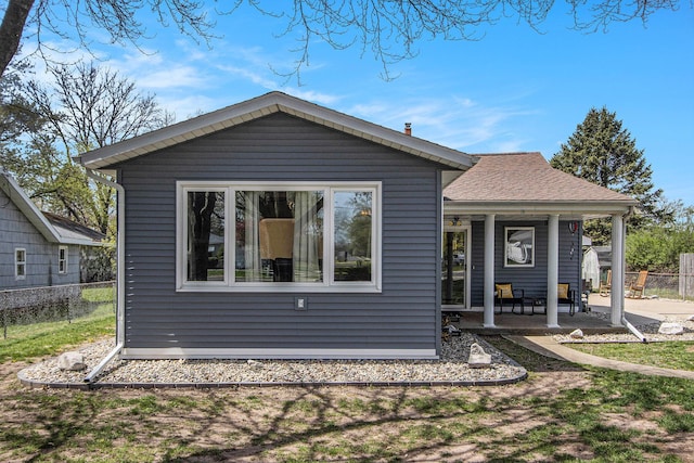 view of front facade with covered porch and fence