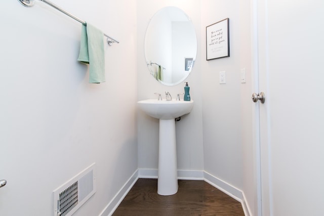 2841 Hardwick Rd, Ann Arbor, MI 48105 - bathroom featuring a sink, baseboards, visible vents, and wood finished floors