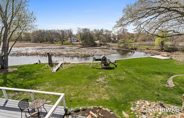 view of yard featuring a water view