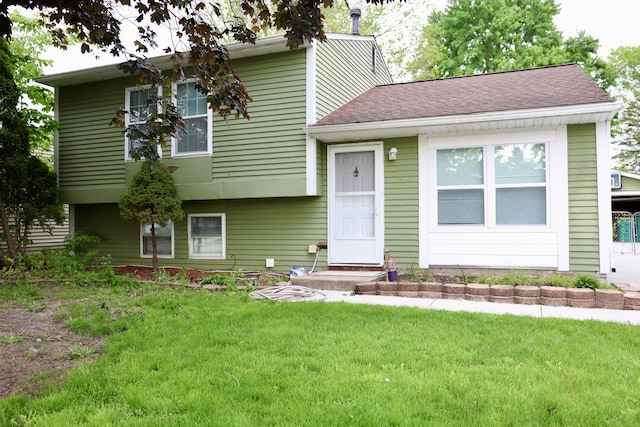 6131 S Mohawk Ave, Ypsilanti, MI 48197 - view of front facade with a front lawn and a shingled roof