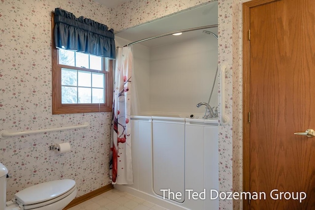 45 Trillium Ct, Holland, MI 49423 - full bath with baseboards, toilet, wallpapered walls, and a shower with shower curtain
