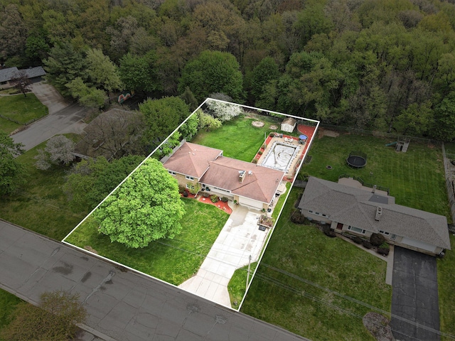 bird's eye view with a view of trees