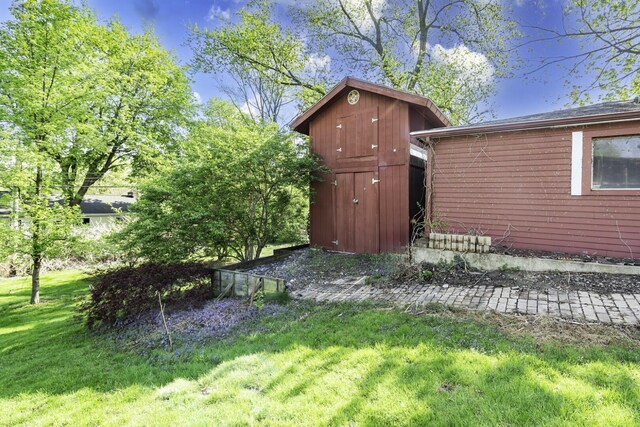1620 Whittier Rd, Ypsilanti, MI 48197 - view of grassy yard featuring a storage shed and an outdoor structure