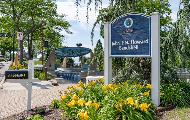 815 Wolcott Ave, Saint Joseph, MI 49085 - view of property's community
