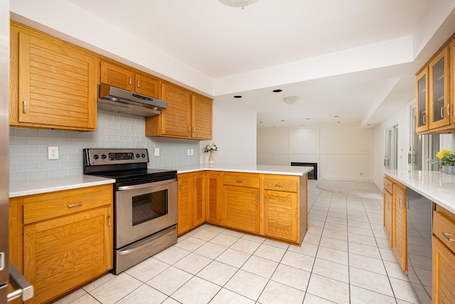 3949 Waldenwood Dr, Ann Arbor, MI 48105 - kitchen featuring stainless steel range with electric stovetop, under cabinet range hood, light countertops, a peninsula, and decorative backsplash