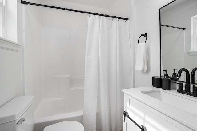 full bath featuring vanity, toilet, and shower / bath combo with shower curtain
