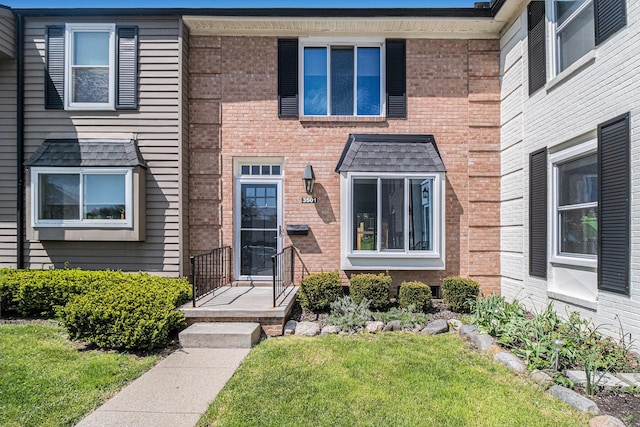 view of front of home featuring a front yard and brick siding