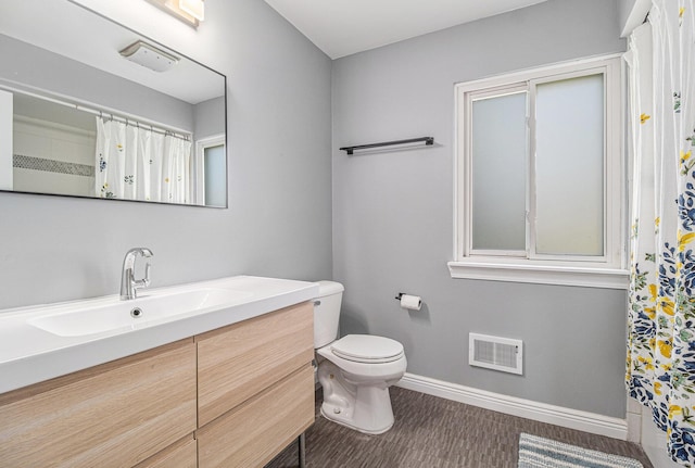 full bathroom with toilet, curtained shower, visible vents, baseboards, and vanity