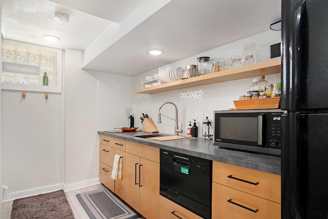 bar area with black appliances, a sink, tasteful backsplash, and baseboards