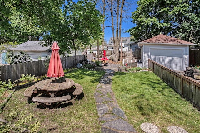 view of yard featuring a detached garage
