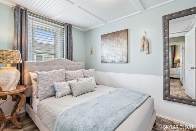 1520 Beach St, Muskegon, MI 49441 - bedroom featuring wood finished floors and wainscoting