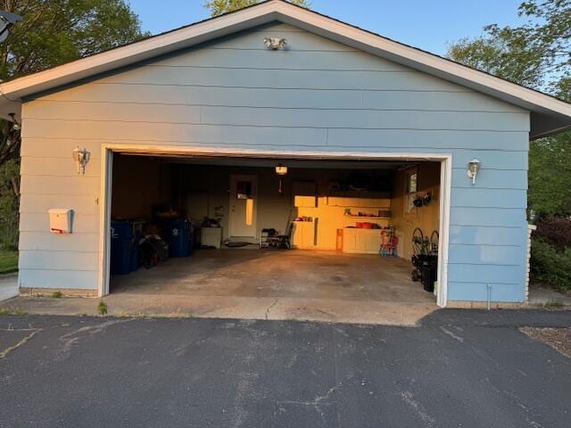 view of detached garage
