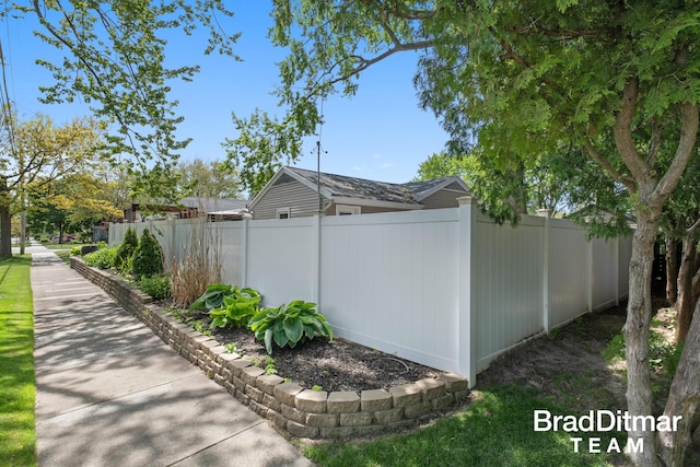 2151 Anderson Dr SE, Grand Rapids, MI 49506 - view of side of home with fence
