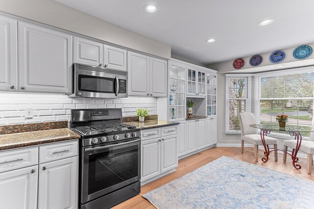 2485 Wildbrook Run Unit 154, Bloomfield Hills, MI 48304 - kitchen with appliances with stainless steel finishes, recessed lighting, decorative backsplash, and light wood-type flooring