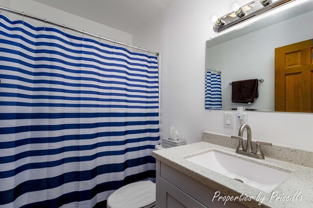 315 Hayes St NW, Comstock Park, MI 49321 - bathroom featuring toilet, vanity, and a shower with curtain