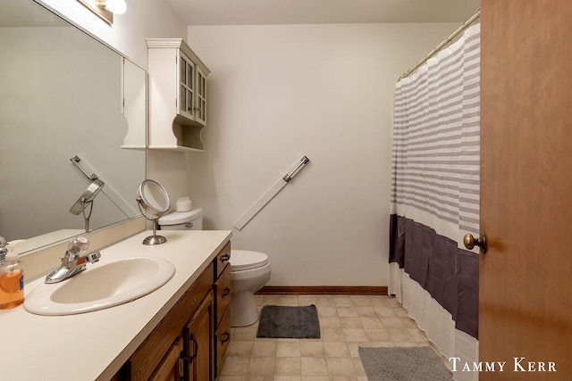 940 Laketown Dr, Holland, MI 49423 - full bath featuring vanity, toilet, a shower with shower curtain, and baseboards