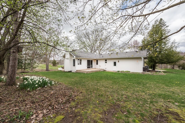 2277 W Huron River Dr, Ann Arbor, MI 48103 - rear view of house with a yard