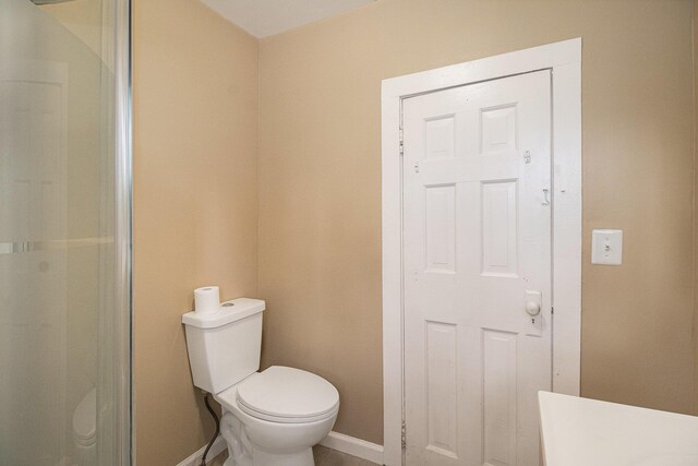 2335 Holmes Rd, Ypsilanti, MI 48198 - full bathroom featuring toilet, baseboards, a shower, and vanity