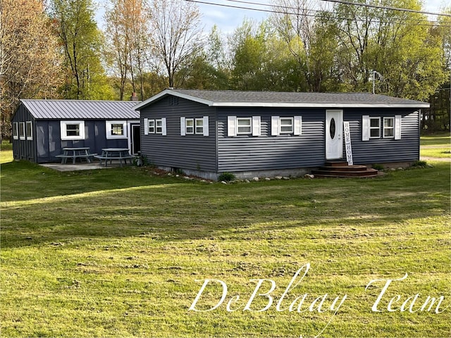 6061 Cutler Rd, Lakeview, MI 48850 - ranch-style house with entry steps, a front lawn, and view of wooded area