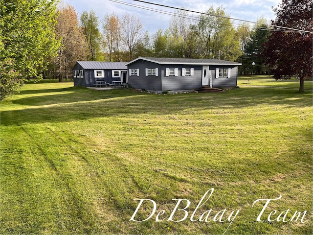 6061 Cutler Rd, Lakeview, MI 48850 - view of front of home with entry steps and a front yard