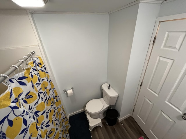 6061 Cutler Rd, Lakeview, MI 48850 - full bathroom featuring toilet, wood finished floors, baseboards, and a shower with shower curtain