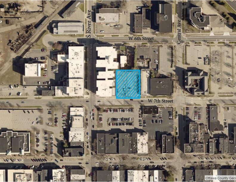21 W 7th St, Holland, MI 49423
