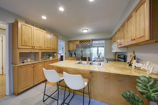843 Greenhills Dr, Ann Arbor, MI 48105 - kitchen with appliances with stainless steel finishes, a sink, a peninsula, a breakfast bar, and recessed lighting
