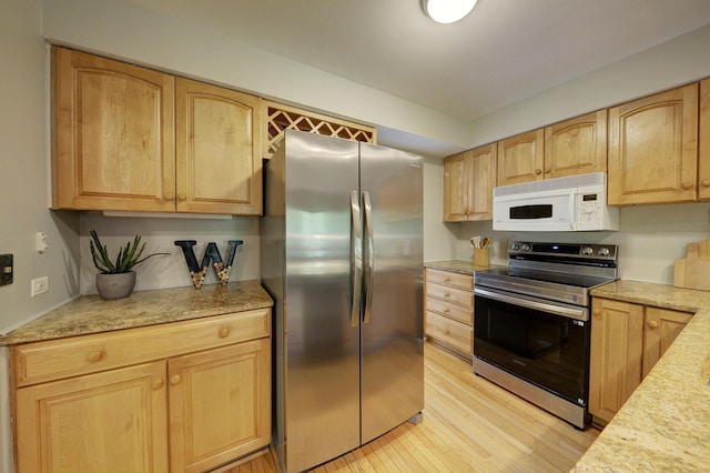 843 Greenhills Dr, Ann Arbor, MI 48105 - kitchen with stainless steel appliances, light wood finished floors, and light brown cabinets