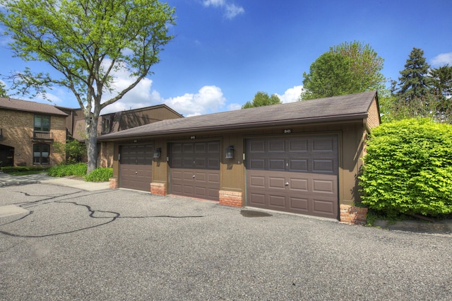 843 Greenhills Dr, Ann Arbor, MI 48105 - view of garage