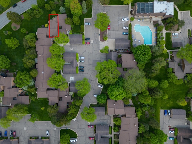 843 Greenhills Dr, Ann Arbor, MI 48105 - aerial view of property and surrounding area featuring a pool area and property boundaries highlighted