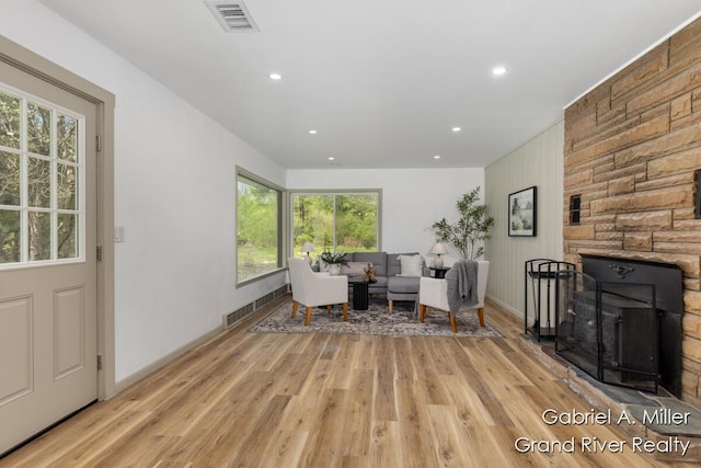 dining space featuring light wood-style flooring, recessed lighting, and baseboards