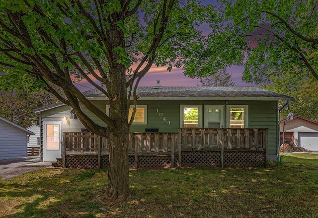 view of front of property featuring a front yard
