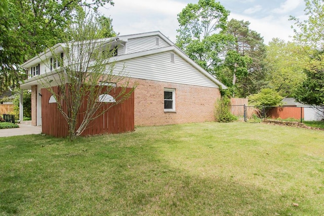 2707 Lomond Dr, Kalamazoo, MI 49008 - view of side of home with brick siding