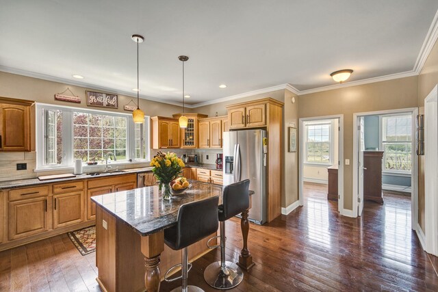3725 S Creek Ln, Dryden, MI 48428 - kitchen with stainless steel appliances, a sink, a kitchen bar, plenty of natural light, and crown molding