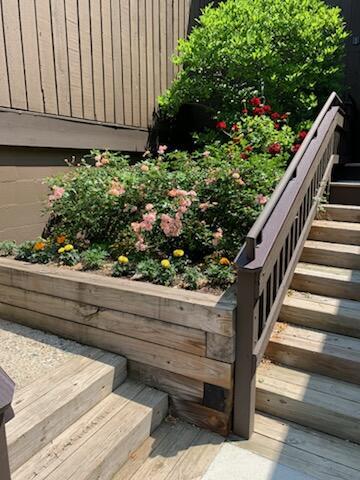 1 Northwick Ct, Ann Arbor, MI 48105 - exterior view of stairs