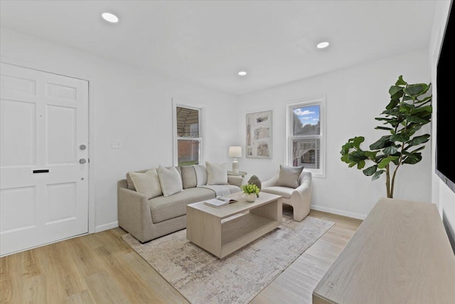 living area featuring light wood-type flooring, baseboards, and recessed lighting