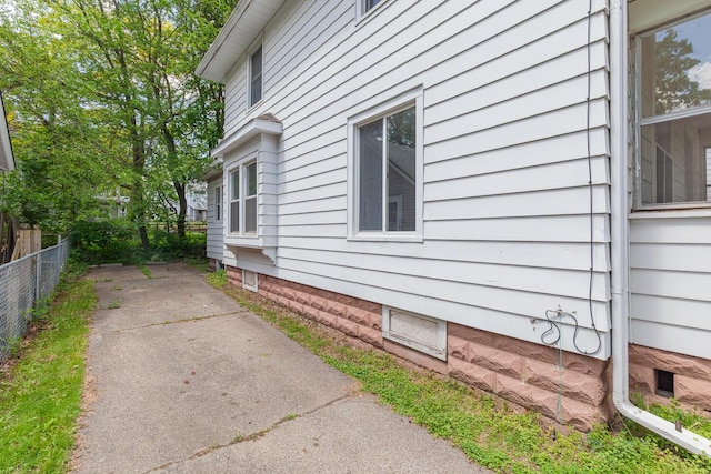 604 Edgewood St, Jackson, MI 49202 - view of side of property with fence