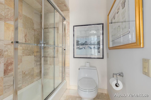 404 N Shore Dr, South Haven, MI 49090 - full bath featuring toilet, baseboards, and combined bath / shower with glass door