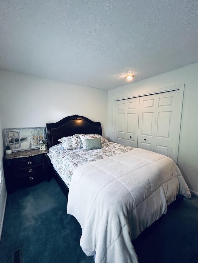 5335 Heathrow Ave, Kalamazoo, MI 49009 - bedroom featuring dark carpet, a textured ceiling, and a closet