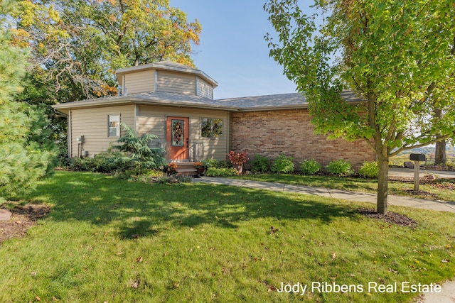 226 Sunset Ave NW, Grand Rapids, MI 49504 - view of front of home with a front lawn